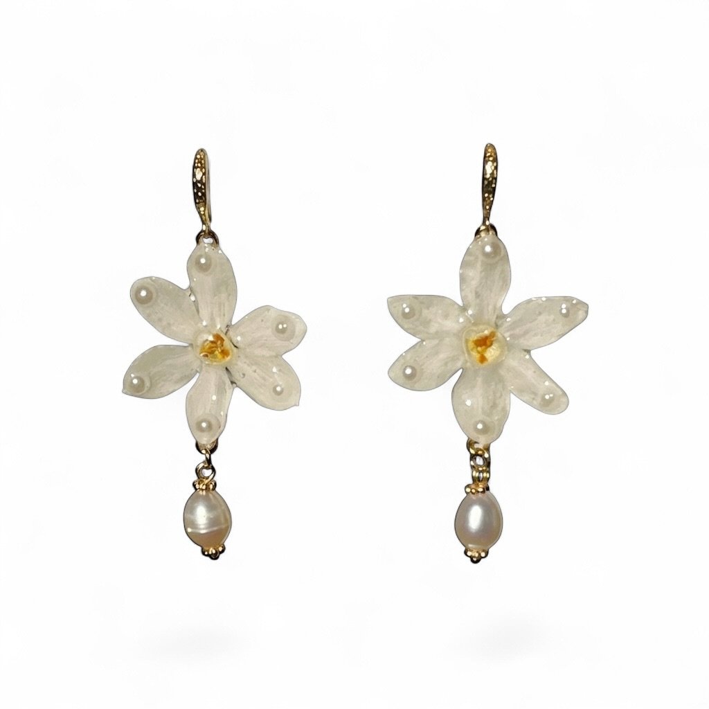 Soft Reflection – White Daffodil Earrings